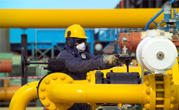 Trabajador dando mantenimiento de gasoductos